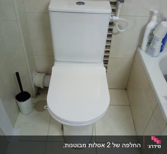 אסלה לבנה בחדר אמבטיה עם אריחים